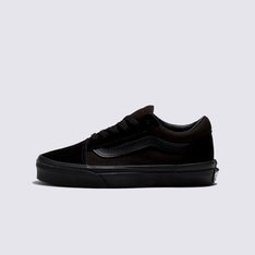 Conhecido como Vans #36, o Old Skool estreou em 1977 com um novo complemento: um desenho aleatório desenhado pelo fundador Paul Van Doren e originalmente referido como a “faixa de jazz”. Hoje, a famosa Sidestripe Vans se tornou uma marca inconfundível. Construído com cabedal de camurça e lona durável em uma variedade de cores clássicas, o Tênis Old Skool Infantil Black Black homenageia essa tradição, tornando o tênis de cano baixo e cadarço um ícone. O modelo na cor preta apresenta biqueiras reforçadas, colarinhos acolchoados de suporte e sola de borracha waffle exclusiva Vans.
