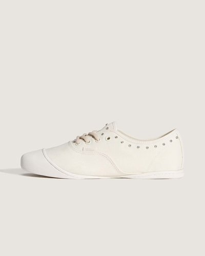 Nascido em Anaheim, Califórnia, em 1966, o Authentic é o estilo tradicional original da VANS. O Tênis Authentic couro combina cabedal em couro com bico redondo e construção cold cement, resultando em resistência e flexibilidade. Conforto discreto e suporte na passada vêm da construção cuidada e do acabamento que valoriza o legado descontraído da marca.