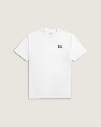 Camiseta confeccionada em 100% algodão, gola careca e modelagem regular. Possui estampa frontal em contraste, inspirada no estilo skatewear clássico da marca.