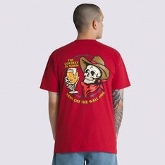 A camiseta Coldest in Town T-Shirt é feita de algodão mais pesado e tem um esqueleto caubói comemorando a vitória com uma bebida.

• 100% algodão
• Camiseta de manga curta com gola careca
• Estampa em serigrafia
• Caimento clássico
• Ambos
os modelos vestem tamanho médio