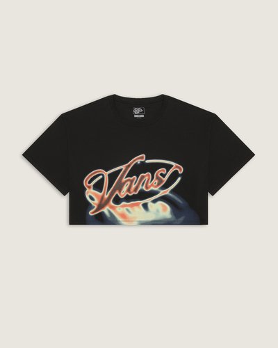 Com um design mais curto, a camiseta clássica da Vans se reinventa para uma silhueta mais ousada e moderna. A Camiseta Afterburn Relaxed Crop Ss Black Festivais possui gola redonda e traz estampa frontal, centralizada na altura do peito, com assinatura Vans retrô: com efeito desbotado, estilo vintage.