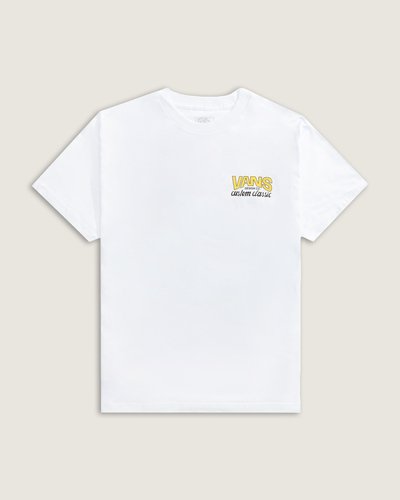 Clássica e descolada. Vista um pedaço da história da Vans com a Camiseta Ss Shop Front White Sunny Yellow, uma homenagem à primeira fábrica da empresa. Esta camiseta de manga curta e gola redonda, com corte clássico, traz estampa frontal com assinatura da Vans®, com um anúncio retrô da loja, com o endereço da fábrica na parte das costas.