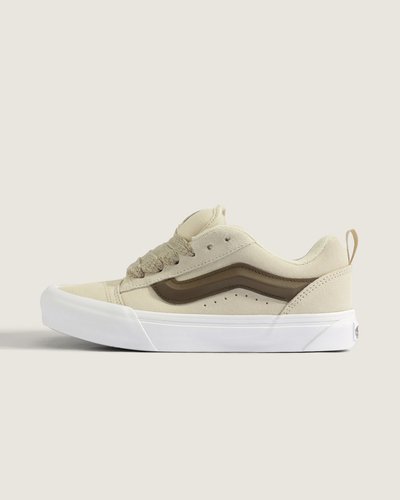 O Tênis Knu Skool Fat Lace Creme Brulee é uma interpretação moderna de um estilo clássico dos anos 90, definido por sua língua bufante e SideStripe™ em 3D, finalizada com cadarços robustos. Com perfil e detalhes de estilo marcantes, o Knu Skool se inspira no Old Skool original, combinando um ícone do passado com as tendências atuais.