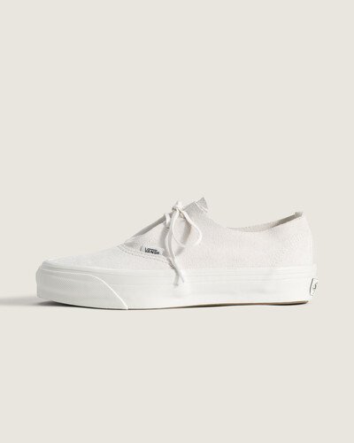 Nascido em Anaheim, Califórnia, em 1966, o Tênis Authentic Blanc De Blanc é o estilo tradicional original da VANS e incorpora a atitude Off The Wall. O Tênis Authentic Blanc De Blanc apresenta cabedal em couro com toque texturizado, cano baixo e bico redondo. Sola vulcanizada de borracha e fechamento por cadarço garantem aderência e ajuste seguro. Etiqueta lateral VANS e selo no calcanhar confirmam a identidade clássica, oferecendo conforto, suporte e flexibilidade.