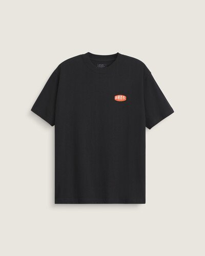 Clássica e estilosa. A Camiseta Ss Raised Up Black possui mangas curtas para um estilo casual para o dia a dia. Ela é finalizada com uma estampa frontal com assinatura personalizada Vans, na altura do peito, no lado esquerdo.