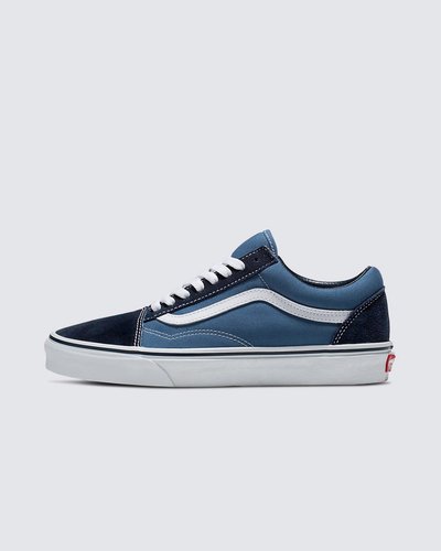 Em 1977, o tênis Old Skool, originalmente nomeado de Vans #36 foi lançado sendo o primeiro a conter a icônica sidestripe na lateral. O que começou como um rabisco de Paul Van Doren, originalmente chamado de “Jazz Stripe”, se tornou um dos ícones da marca Vans. O Tênis Old Skool Navy é um tênis de cano baixo com cadarço que possui cabedal de lona têxtil e camurça resistente nas cores azul e preto, sidestripe em couro branco e viras laterais borracha na cor branca com biqueiras reforçadas para suportar o desgaste por repetição, cano acolchoado para dar suporte e flexibilidade e a clássica sola de borracha waffle vulcanizada exclusiva Vans.