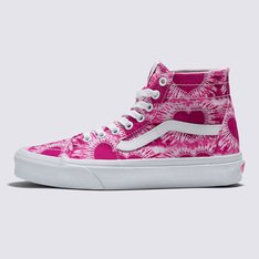 O Tie Dye Hearts Sk8-Hi Tapered, uma versão desconstruída do nosso lendário cano alto, apresenta uma silhueta mais esbelta e ajustada do que o Sk8-Hi tradicional. Com cabedal resistente de lona e estampa de coração em tie-dye, este estilo clássico com sidestripes vem equipado com ilhós de metal e solas de borracha waffle exclusivas.

• O lendário tênis de cano alto da Vans redesenhado com uma silhueta mais esbelta 
• Cabedal de lona desconstruído
• Estampa de coração em tie-dye
• Fechamento com cadarço
• Ilhós de metal
• Sola de borracha waffle exclusiva.Aproveite a Vans Black Friday e adquira já seu novo produto Off The Wall