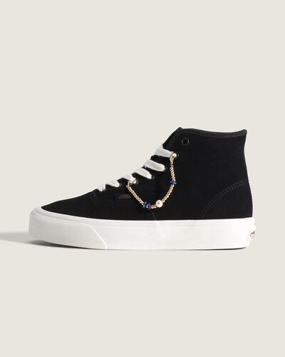 Nascido em Anaheim, Califórnia, em 1966, o Authentic é o estilo tradicional original da Vans. O Tênis Authentic Authentically Charmed Black Gold apresenta couro com construção vulcanizada e bico redondo, preservando o legado autêntico da marca. A sola vulcanizada confere flexibilidade e sensação direta ao andar, enquanto o acabamento reforça a expressão criativa e descontraída associada à Vans.