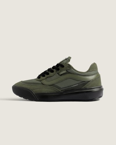 A família UltraRange nasceu como resposta da VANS à necessidade de um tênis versátil para longas jornadas. O modelo Tênis Ultrarange Se 20 Mossy Olive Black combina acabamento em couro com sobreposições em camurça e construção cold cement, entregando conforto e leveza. Sola de borracha com padrão de tração amplia a aderência, enquanto o bico redondo, a sidestripe discreta e o acolchoamento no tornozelo oferecem suporte e flexibilidade.