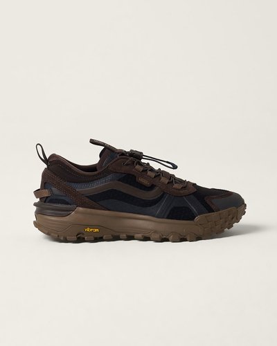 Vá de “Off The Wall” para “Off The Grid” com o Tênis Mte Crosspath Xc Dark Brown. Projetado para a exploração diária e pronto para qualquer terreno, o modelo possui um solado Vibram que proporciona aderência e estabilidade incomparáveis. Além disso, o cabedal repelente à água protege você de condições úmidas, com uma entressola UltraCush que proporciona amortecimento macio e conforto o dia todo.