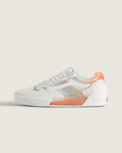 Ultrapassando limites. O tênis de skate mais avançado tecnicamente até hoje. Juntos, a Vans e a AVE têm consistentemente produzido os tênis de skate mais progressivos, e o Tênis Skate Ave 2.0 Fade White Orange, seu mais recente modelo profissional, é o melhor até agora. Com o revolucionário solado UltimateWaffle™, o modelo se baseia em décadas de inovação em calçados para estabelecer um novo padrão, combinando aderência e amortecimento, com suporte e durabilidade incomparáveis.