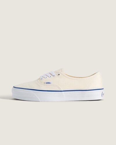 Nascido em Anaheim, Califórnia, em 1966, o Authentic é o estilo tradicional original da Vans. Originalmente conhecido como Vans #44 Deck Shoes, o Authentic se tornou um ícone cult imediato e incorpora a atitude “Off The Wall” desde então. Construído com um perfil simples com cadarço, o Tênis Authentic Vault Og Lx Off White é um clássico que mantém viva a vibe Old Skool.