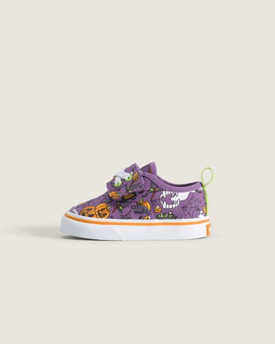 Nascido em Anaheim, Califórnia, em 1966, o Authentic é o estilo tradicional original da Vans. O Tênis Authentic Halloween Multi Infantil Toddler apresenta cabedal em couro com construção vulcanizada que oferece flexibilidade e suporte. Bico redondo e acabamento que reforça o conforto, com sola vulcanizada aderente e sensação acolchoada ao caminhar. Versão infantil Authentic Kids que mantém o legado descontraído e essencial da marca