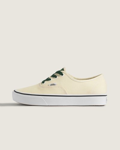 Estilo clássico. Estrutura premium. A silhueta original que você já conhece, aprimorada com ajuste e amortecimento. Nascido em 1966, o Authentic estabeleceu o padrão para um design clean e funcional. A construção da silhueta premium do Tênis Authentic Comfycush Antique White Green se mantém fiel às suas raízes, mas se destaca com um cabedal leve em lona, ??um ajuste refinado e uma palmilha acolchoada para conforto duradouro e uma passada mais suave. É um novo nível para esse clássico atemporal.