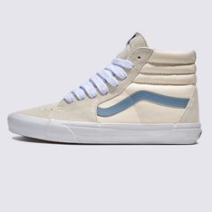 Husa. 1978, indo mais alto

O Sk8-Hi, inicialmente conhecido como Style 38, evoluiu a partir dos clássicos da Vans para atender às demandas do skate do final dos anos 70. Seu design de cano alto adicionou proteção ao tornozelo para manobras mais difíceis e terrenos verticais. Um elemento essencial do skate que se tornou um ícone cultural, combina estilo atemporal com desempenho confiável.