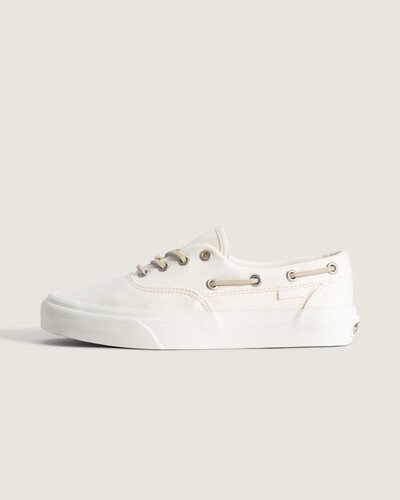 Nascido em Anaheim, Califórnia, em 1966, o Authentic é o estilo tradicional original da Vans. Originalmente conhecido como Vans #44 Deck Shoes, o Authentic se tornou um ícone cult imediato e incorpora nossa atitude “Off The Wall” desde então. O Tênis Authentic Authentically traz construção vulcanizada em textile vegetable fiber, bico redondo clássico e sola com padrão waffle. Oferece conforto, suporte e flexibilidade, ressaltando um legado autêntico e descontraído