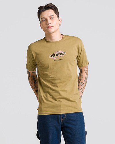 Fique “Off The Wall” em todas as ocasiões. Uma combinação autêntica e criativa do lifestyle Vans para composições casuais e esportivas. A Camiseta Ignitions SS Gothic Olive de manga curta é confeccionada em tecido 100% algodão, com estampa frontal, traz assinatura divertida e colorida Vans “Off the Wall”, centralizada na altura do peito, em silk à base d’água. Traz etiqueta Vans aplicada na manga. Na cor marrom, possui corte mais ajustado ao corpo, gola canelada e costura reforçada nos ombros. Com estilo clássico, a camiseta carrega toda atitude “Off The Wall” da Vans para todas as composições.