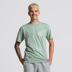 Independente da sua escolha, com a Vans você está sempre no estilo “Off The Wall”. Com estampa autêntica e criativa, a Camiseta Classic Mini Dual Palm Ii Ss Compl. Ultra Neo Vr3 Iceberg Green apresenta silhueta de corte clássico mais ajustado ao corpo. De manga curta, é confeccionada em tecido 100% algodão, com estampa trazendo as icônicas palmeiras e assinatura Vans em “Drop V” na parte frontal, na altura do peito no lado esquerdo, como nas costas, em silk à base d’água. Possui etiqueta tecida Vans aplicada na manga, gola canelada e costura reforçada nos ombros. Uma camiseta para combinar com todos os seus clássicos Vans.
Características do produto: 
• Camiseta de manga curta; 
• Confeccionada em tecido 100% algodão; 
• Gola canelada; 
• Estampa frontal e nas costas com as icônicas palmeiras, com assinatura Vans em “Drop V”, em silk à base d’água.