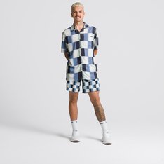 Conforto e versatilidade é o que a bermuda masculina Vans proporciona. Preocupe-se apenas em estar em busca da onda perfeita ou curtir um dia relaxado, seja na praia ou na piscina. A Boardshort The Daily Checkerboard Compl. Ultra Neo Vr3 Copen Blue é confeccionada em poliéster e possui tecnologia de elasticidade 4-way da Vans (estica para todas as direções). Em tecido plano que seca rapidamente, a bermuda masculina traz fecho em cordão para amarração no cós, bolso lateral com fechamento em zíper, loop para pendurar óculos e loop para prender chave. Com estampa lendária em checkerboard Vans por toda a peça. Confortável e estilosa na medida perfeita. Apresenta aplicação de etiqueta Vans na lateral e etiqueta em checkerboard aplicada na cintura.
Características do produto:
• Bermuda masculina confeccionada em poliéster; 
• Tecnologia de elasticidade 4-way da Vans (estica para todas as direções); 
• Tecido plano que seca rapidamente;
• Fecho em cordão para amarração no cós; 
• Bolso lateral com fechamento em zíper;
• Loop para pendurar óculos e loop para prender chave;
• Estampa lendária em checkerboard Vans por toda a peça.