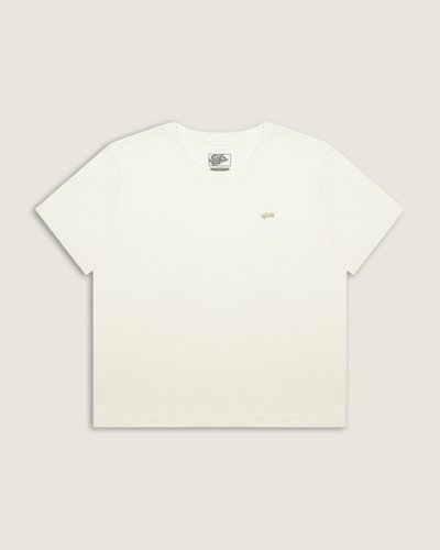 A Camiseta Manga Curta Salton Egret apresenta construção crew tee em malha knit, com gola careca e mangas curtas para um caimento confortável. Confeccionada em algodão, oferece toque macio e respirabilidade natural. Costuras reforçadas no decote e acabamento limpo valorizam a estética autêntica VANS, mantendo a linha descontraída e atemporal. Modelo essencial com acabamento simples que privilegia conforto e mobilidade.