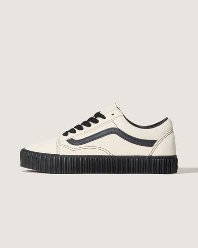 O Tênis Old Skool Creeper Bridge Grunge Classic White traz a herança da Vans para um ícone subcultural. Inspirada nos estilos ousados ??e de plataforma usados ??nas cenas punk, gótica e underground, esta versão reúne a silhueta clássica de camurça e Sidestripe icônica em uma sola grossa - estilo creeper. É o mesmo Old Skool que você já conhece - com detalhes aprimorados para você ir mais longe.