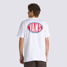 Clássico Vans é atemporal. Autenticidade “Off The Wall” na essência. Um visual tradicional que nunca sai de moda. A Camiseta Spray On Ss White é icônica e não passa despercebida. De silhueta clássica com corte mais ajustado ao corpo, a camiseta de manga curta é confeccionada em tecido 100% algodão, gola redonda, costuras aparentes em pespontos nas mangas e barra, com etiqueta tecida Vans aplicada na lateral. Apresenta estampa icônica frontal e nas costas com assinatura Vans oval vintage, em silk à base d’água. Perfeita para todos os momentos.