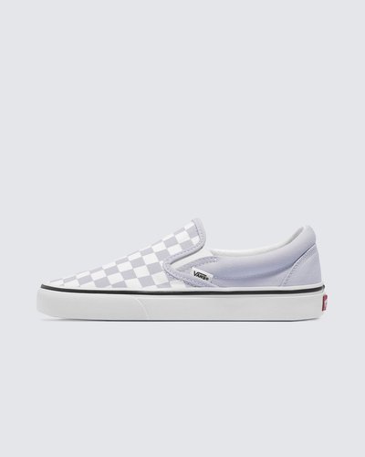 Em 1977, o Vans #98 era conhecido como Classic Slip-On, tornando-se um ícone no sul da Califórnia. Hoje, ele é reconhecido mundialmente por sua silhueta confortável, facilidade de uso e design admirado. Com a icônica estampa em checkerboard, o Tênis Slip-On Checkerboard Halogen Blue é um item essencial para o dia a dia com o verdadeiro estilo “Off The Wall”. Este tênis slip-on atemporal também inclui cabedal discreto de lona, colarinhos acolchoados de suporte, detalhes elásticos nas laterais e sola de borracha waffle exclusiva Vans.