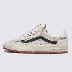 <p>Um clássico discreto com um toque moderno, o&nbsp;tênis Vans&nbsp;Super Lowpro reimagina a herança da marca com inspiração no icônico Serio Competition – Style 84. Projetado para oferecer conforto, ajuste e versatilidade, ele é ideal para&nbsp;homens e mulheres&nbsp;que buscam um estilo autêntico, equilibrando funcionalidade do dia a dia e detalhes marcantes.</p>
<p>Perfeito para uso o ano todo, o&nbsp;tênis Vans masculino e feminino&nbsp;Super Lowpro une história e inovação em um design versátil, garantindo um visual despojado para todos os estilos. Seja para&nbsp;eles ou elas, esse é o tênis que combina tradição e modernidade.</p>