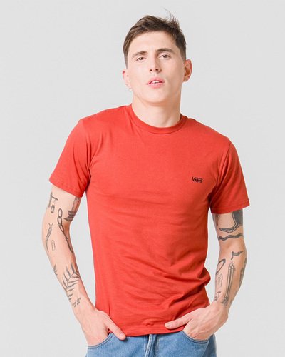Fundada na Califórnia em 1966, a Vans está envolvida com a cultura rua, artes, música e ligada ao skate e à evolução do esporte, sem perder a essência. Dos clássicos aos modernos, a Vans possui uma enorme variedade de modelos de tênis, roupas e acessórios, sempre mantendo o estilo "Off The Wall". A Camiseta Core Basics Tee SS Red Ochre de manga curta, possui a assinatura Vans em "Drop V" discreta e bordada na altura do peito, do lado esquerdo. Apresenta gola canelada, costura reforçada nos ombros e é confeccionada em 100% algodão.
