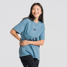 Tradição e originalidade estão presentes na cultura da Vans desde 1966. A personalidade e estilo inconfundível se destacam em todos os seus clássicos. A Camiseta Flying V Oversized SS Bluestone de manga curta é confeccionada em tecido de algodão, com corte amplo e oversized. O modelo possui estampa frontal com assinatura Vans em “Drop V”, centralizada na altura do peito, em silk à base d’água.