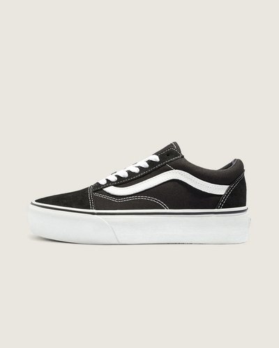 Em 1977, o tênis Old Skool, originalmente nomeado de Vans #36 foi lançado sendo o primeiro a conter a icônica sidestripe na lateral. O que começou como um rabisco de Paul Van Doren, originalmente chamado de “Jazz Stripe”, se tornou um dos ícones da marca Vans. O Tênis Old Skool Plataforma Black White une esse clássico tênis de skate da Vans que possui um cabedal de lona e camurça resistente na cor preta. Apresenta biqueiras reforçadas para suportar o desgaste por repetição, cano acolchoado para dar suporte e flexibilidade e a original sola plataforma emborrachada em waffle exclusiva Vans.