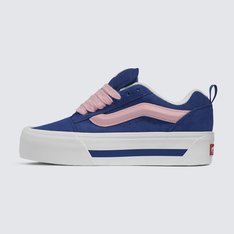 Com inspiração no estilo “volumoso” típico dos anos 90, plataforma robusta no solado com o dobro de altura, o Knu Stack é a interpretação contemporânea do estilo clássico de uma década que representa o cenário do skate, elevando o conceito a outro nível. Caracterizado por sua lingueta volumosa e Sidestripe Vans moldada em 3D, o Tênis Knu Skool 2-Tone True Navy traz o acabamento marcado por cadarços oversized e robustos. Apresenta heeltab do skate tradicional com inscrição Vans em “Drop V” e “Off The Wall” aplicada no calcanhar, com etiqueta tecida “Vans Off The Wall” aplicada na lingueta.Com perfil marcante e detalhes em estilo dramático dos anos 90, esse tênis lendário mescla um ícone do passado, com as tendências do presente.