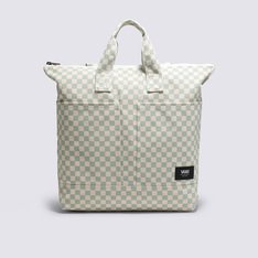 Para todas as rotinas, a Mochila Daily Gray Mist é grande e resistente o suficiente para carregar todos os seus itens essenciais. Apresentando um fecho superior com zíper, grandes bolsos externos, o modelo possui bolso interno para acomodar notebook e demais eletrônicos com segurança. Com alças fáceis de transportar, o toque de estilo fica por conta da estampa em checkerboard por toda a peça. Traz aplicação de etiqueta tecida Vans na parte inferior da capa frontal.