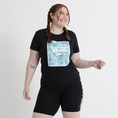 Camiseta Vans é um clássico que se renova a cada temporada sem perder a essência. Com detalhes modernos, a Camiseta Camo Wash Box Fill Crew Ss Black é a peça ideal para usar todos os dias. Confeccionada em algodão, o modelo feminino de manga curta possui um corte clássico e tradicional. Na cor preta, apresenta estampa frontal destacando assinatura Vans em “Drop V” e “Off The Wall” com o logotipo do skate exclusivo dentro de um “Box” colorido e centralizado na altura do peito, em silk à base d’água. Confortável o bastante para curtir momentos de lazer. Combine com todos os seus clássicos.