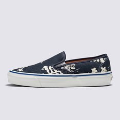 Nesta estação, a Vans Anaheim Factory celebra o nascimento da Vans com um tema náutico. Em homenagen à época que antecede a descoberta da Vans pelos skatistas, o Slip-On 48 Deck DX canaliza os antigos calçados náuticos com uma silhueta desconstruída e estampa floral tropical atemporal.

Oferecendo conforto modernizado com palmilhas Ortholite® atualizadas, este calçado casual sem cadarço também apresenta detalhes reminiscentes como o número do estilo original, faixa de contorno mais brilhante, peso original do forro perfurado e detalhes elásticos nas laterais. Este calçado clássico com cadarço é feito com cabedal de tecido de inspiração vintage para completar o visual.

• Número de estilo original 
• Silhueta de calçado náutico desconstruído
• Cabedal de tecido de inspiração vintage
• Palmilhas Ortholite®
• Faixa de contorno mais brilhante
• Detalhes elásticos nas laterais
• Sola de borracha waffle exclusiva.Aproveite a Black Friday Vans e adquira já seu novo produto Off The Wall