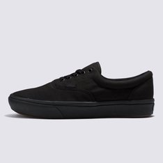 Quando os clássicos se unem ao conforto. A Vans renovou a silhueta clássica do Era introduzindo a tecnologia ComfyCush: uma sola mais macia e acolchoada que oferece ao ComfyCush Era um ajuste sem igual com a sensação de que estamos andando nas nuvens. Apresentando uma construção co-moldada de espuma e borracha para a combinação perfeita de conforto e aderência, com o Tênis Era ComfyCush Black Black é possível se sentir confortável o tempo todo, mantendo a estética atemporal do icônico tênis de cadarço. Esse visual tradicional também é equipado com solas de borracha que proporcionam durabilidade e tração, interiores simplificados de peça única com maior suporte no arco e forro com material que absorve a umidade em todo o interior do tênis. Junto com o cabedal de lona de 170g que se concentra na estabilização da lingueta, o tênis na cor preta confere um toque retrô aos estilos esportivos da Vans do início dos anos 90 e oferece uma experiência em que o conforto é vital.