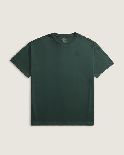 A Camiseta Manga Curta Oversized Wave Poster combina o gráfico Wave Poster com modelagem ampla e construção em malha knit. O modelo explora o caimento oversized e o toque natural do algodão, oferecendo conforto e movimento descontraído. A abordagem autêntica e atemporal ressalta a expressão criativa do design