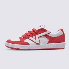 O Lowland ComfyCush é uma silhueta arquivada dos anos 80 da Vans com um perfil fino e uma palmilha e sola ComfyCush para conforto modernizado. Originalmente projetado para tênis no início dos anos 80, quando a Vans estava experimentando com calçados focados em atividades atléticas, este estilo de baixo perfil mantém um visual familiar ao mesmo tempo que adiciona a emoção do nosso logotipo clássico "Flying V" da Vans.