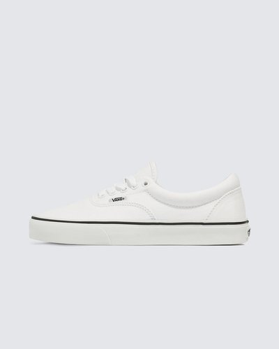 O tênis Vans Era foi o primeiro modelo projetado para skatistas e pensado por skatistas. Introduzido em 1976 e originalmente chamado Vans #95, o Vans Era tornou-se popular pelos lendários Z-Boys e continua sendo o tênis de escolha para skatistas, surfistas e pessoas criativas em todo o mundo. O Tênis Era True White possui cabedal de lona resistente na cor branca, viras laterais de borracha com biqueiras reforçadas para suportar o desgaste por repetição, ilhós de metal, colarinho acolchoado para dar apoio e flexibilidade e a original sola Waffle de borracha original Vans.
