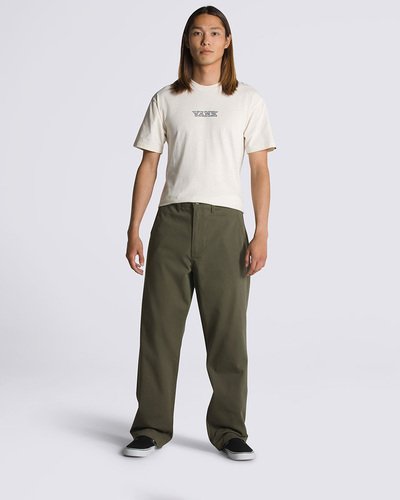 Uma calça chino versátil que oferece estilo e funcionalidade, a Authentic Chino Loose Pants permite que você deixe de se preocupar com seu equipamento e passe a se concentrar no skate. Esta calça chino de ajuste solto vem com bolsos dianteiros com espaço para moedas, bolsos traseiros embutidos com fechamento por botões e detalhes bordados em “Drop-V” para maior resistência, com um toque de tradição, faixa de sarja em checkerboard na parte interna da braguilha e a etiqueta costurada na barra para exibir um toque especial da marca quando as barras estão dobradas.

• Tecido 64% poliéster, 34% algodão, 2% elastano
• Calça chino clássica com construção resistente
• Bolsos dianteiros com espaço para moedas
• Bolsos traseiros com fechamento por botões
• Reforço bordado em “Drop-V”
• Detalhe do passador de cinto em “V” no cós traseiro
• Faixa de sarja em checkerboard na parte interna da braguilha
• Etiqueta costurada na barra para um toque adicional da marca quando dobrada
• Caimento solto
• Largura da barra: 47 cm
• Modelo veste tamanho 32 ou M.Aproveite a Vans Black Friday e adquira já seu novo produto Off The Wall