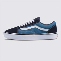Quando os clássicos se unem ao conforto. A Vans renovou a silhueta clássica do Old Skool introduzindo a tecnologia ComfyCush: uma nova sola mais macia e acolchoada que oferece ao ComfyCush Old Skool um ajuste sem igual que faz com que pareça que estamos andando nas nuvens. Apresentando uma construção co-moldada de espuma e borracha para a combinação perfeita de conforto e aderência, com o Classic ComfyCush Old Skool é possível se sentir confortável o tempo todo, mantendo a estética atemporal do icônico calçado com sidestripe. Equipado com solas de borracha que proporcionam durabilidade e tração, interiores simplificados de peça única com maior suporte no arco e forro com material que absorve a umidade em todo o interior do tênis. Com cabedal em camurça e lona bordada recém-construído que se concentra na estabilização da lingueta, o Tênis Old Skool ComfyCush Navy na cor azul confere um toque retrô aos estilos esportivos da Vans do início dos anos 90 e oferece uma experiência em que o conforto é vital.