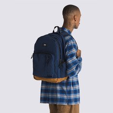 A Mochila Old Skool Trek Backpack Upland Dress Blues está destinada a se tornar sua nova favorita. Esta mochila clássica apresenta um design multifuncional de dois bolsos com um organizador na frente, um bolso interno deslizante, capa para notebook de 15'' e um bolso lateral para garrafa de água. O modelo em dois tons e os detalhes tradicionais, como a etiqueta tecida Vans, trazem estilo para este design icônico. A equipe da Vans estabeleceu metas ambiciosas de sustentabilidade. Grandes ou pequenos, todos os esforços resultam em mudanças positivas. Para ganhar o logotipo do globo Checkerboard, pelo menos 30% do produto deve ser feito de um ou uma combinação de materiais reciclados, renováveis ??e/ou regenerativos. Para saber mais sobre a Vans® e sua jornada em direção a materiais sustentáveis, acesse www.vans.com.br/sustentabilidade.