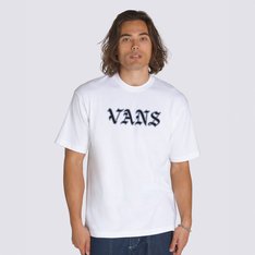Um clássico que se renova sem perder a essência. Resgatando as origens Vans com detalhes modernos, a Camiseta Original Standards Ye Olde Vans Ss Beasebal White representa versatilidade. Uma versão refinada dos itens básicos do dia a dia. Confeccionada em tecido 100% algodão, o modelo possui um corte clássico e tradicional, com silhueta mais ajustada ao corpo. De manga curta, apresenta estampa frontal, centralizada na altura do peito, destacando a clássica assinatura Vans® em grafia colorida, em silk à base d’água.