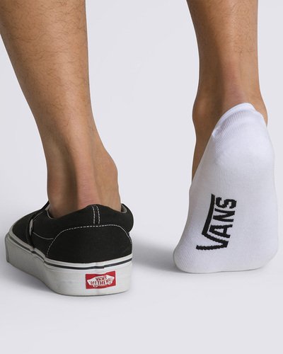 Combine os seus tênis Vans com o pack de meias que carrega o Lifestyle Vans por onde for. Pack com três pares que traz estilo para todos os seus clássicos Vans. A Meia Super No Show 36/40 White agrega estilo para todas as ocasiões. O pack possui três pares de meias soquetes em tecido estilo sapatilhas clássicas brancas. Traz assinatura Vans em “Drop V” estampada na sola. Os modelos vestem da numeração 36 ao 40.
