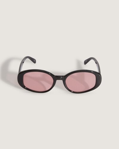 Combinar estilo clássico com proteção é autenticidade Vans. Com um design icônico, o Óculos Out There Sunglasses Ss Black traz uma silhueta clássica da estética Vans, com uma armação atemporal inspirada no estilo vintage, em formato oval. O modelo é confeccionado em  policarbonato. Com proteção contra os raios UVA e UVB 400, vento e outros elementos. O óculos de sol clássico que agrega estilo em todas as ocasiões. Traz assinatura exclusiva Vans em “Drop V”, aplicada na lateral da haste. Pensado para dar conforto e proteção o tempo todo. Fique “Off The Wall” e destaque sua personalidade por onde for. O modelo acompanha uma bolsa para proteger o seu óculos de sol, para guardar de forma segura dentro de bolsas e mochilas.