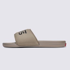 Um slide inspirado em nossa herança

Slides que não ficam parados. O La Costa Slide traz o DNA icônico da Vans – raízes vulcanizadas, design atemporal e vibrações tradicionais – em uma sandália leve e confortável para o dia todo. Construído em nossa sola waffle UltraCush Lite, este slide não apenas parece bom; é ainda melhor. Esteja você à beira da piscina ou na calçada, o La Costa Slide vai aonde o verão o levar - e muito além.