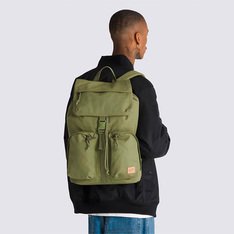 Com inspiração na aventura ao ar livre, a Mochila Field Trippin Loden Green, é clássica. O modelo possui um compartimento principal grande com cordão e fecho de aba, bolsos externos com fecho de correr para maior armazenamento. Traz alças acolchoadas ajustáveis ??para maior conforto e aplicação de patch em couro Vans®, compondo um um visual vintage.