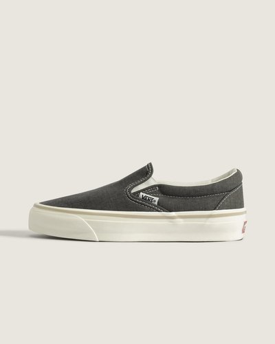 A Vans reconstruiu alguns dos seus clássicos mais icônicos com escolhas intencionais sobre os materiais utilizados. Com cabedais feitos de algodão orgânico e poliéster reciclado, um solado que usa borracha natural e uma palmilha de espuma de base biológica para um conforto que faz você se sentir bem, o Tênis Slip-On Mte Salt Wash Checkerboard Bungee Cord mantém todo o DNA “Off The Wall” da Vans, enquanto dá um passo na direção certa. A equipe da Vans definiu metas ambiciosas de sustentabilidade. Grandes ou pequenas, todos os esforços se somam a uma mudança positiva. Para ganhar o logotipo do globo Checkerboard, pelo menos 30% do produto deve ser composto de um ou uma combinação de materiais reciclados, renováveis e/ou regenerativos. Para saber mais sobre a Vans e sua jornada para materiais sustentáveis, acesse www.vans.com.br/sustentabilidade.