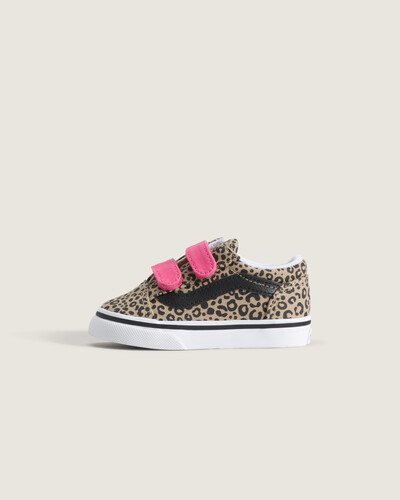 Em 1977 o Old Skool foi lançado sendo o primeiro a exibir a icônica sidestripe, um rabisco de Paul Van Doren originalmente chamado Jazz Stripe. O Tênis Old Skool Leopard Pop Incense Pink Velvet Infantil combina cabedal em couro com bico redondo, construção vulcanizada e sola waffle, entregando leveza, suporte e conforto. Detalhes estampados reforçam a expressão criativa e o legado inconfundível da VANS