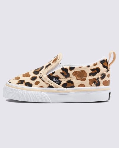 Com a lendária silhueta sem cadarços, o Tênis Slip-On Leopard Glitter Brown True White Infantil traz a inspiração do clássico Slip-On Vans, com os pequenos em mente. Ao adicionar elásticos laterais e puxadores no calcanhar a este estilo icônico sem cadarços, o modelo proporciona melhor ajuste para os pés dos pequenos, tornando o calce ainda mais simples. O cabedal em lona marrom apresenta toques de glitter em uma estampa clássica de leopardo. O tênis também apresenta colarinhos acolchoados de suporte, detalhes elásticos nas laterais e sola de borracha waffle exclusiva Vans. Com aplicação de etiqueta Vans na lateral, traz a heeltab do skate tradicional, com assinatura Vans em “Drop V” e inscrição “Off The Wall” - aplicada no calcanhar. Para os pequenos curtirem todas as aventuras sem se preocupar com mais nada.